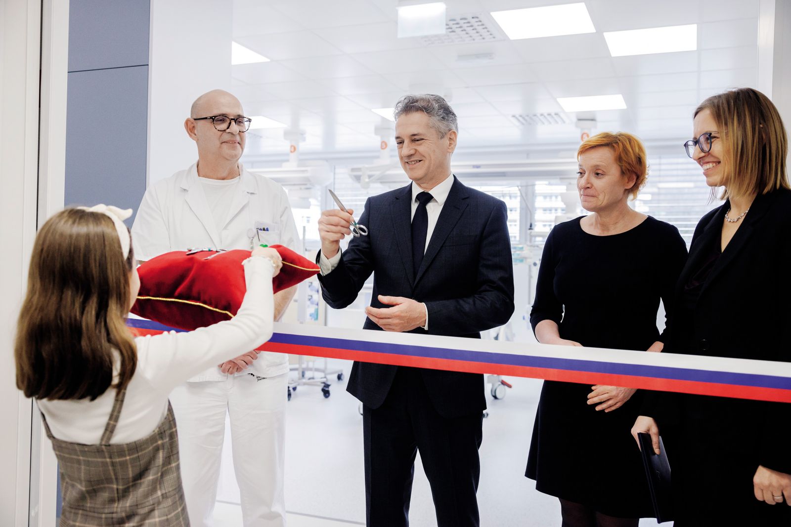 Robert Golob in ministrica Valentina Prevolnik Rupel na otvoritvi novih prostorov intenzivnih enot v Splošni bolnišnici Jesenice