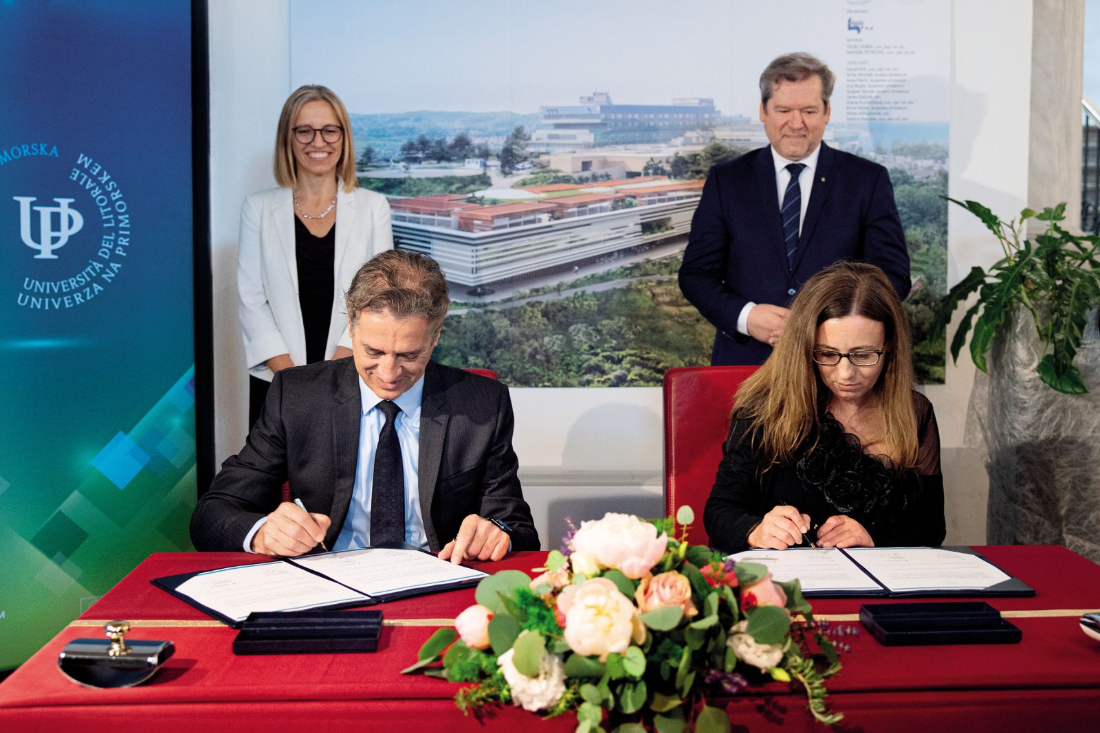 Predsednik vlade Robert Golob in rektorica Univerze na Primorskem Klavdija Kutnar sta ta teden v Kopru podpisala pismo o nameri za izvajanje študijskega programa medicine v novi stavbi Fakultete za vede o zdravju v Izoli. Prvih 100 študentov naj bi sprejeli že v šolskem letu 2027-28. 