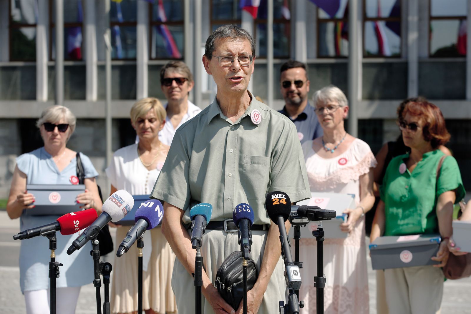 Vsa zgodba o zakonski ureditvi pomoči pri prostovoljnem končanju življenja se je začela s podpisi, ki jih je zbirala civilna družba /