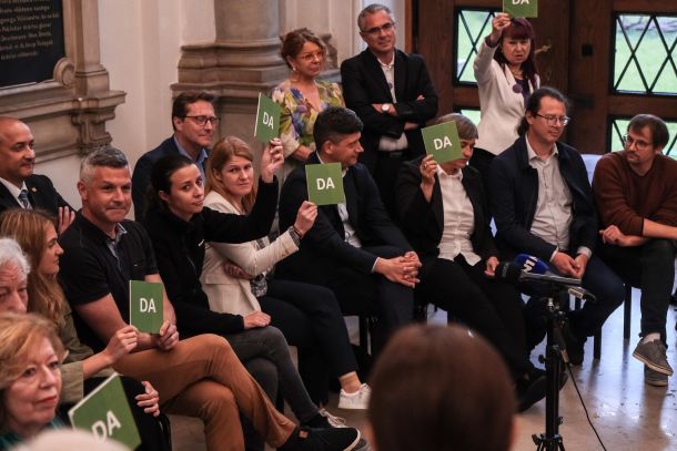 Javno predvolilno soočenje kandidatnih list so sicer zaradi slabega vremena s Trga republike preselili v Narodni muzej Slovenije.