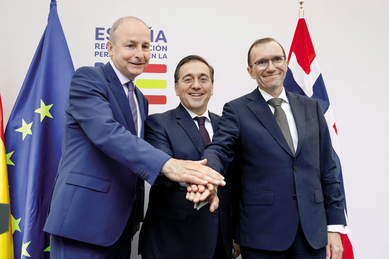 Slovenijo so v torek prehitele tri države: Irska, Španija in Norveška. Na fotografiji  irski zunanji minister Micheal Martin, španski zunanji minister José Manuel Albares in norveški zunanji minister Espen Barth Eide