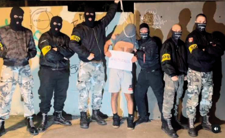 … potem po Ljubljani lovi domnevne migrante in jih, tako se vsaj zdi s fotografije, zadrži ter jim po kukluksklanovem vzoru okrog glave nadenejo zanko …