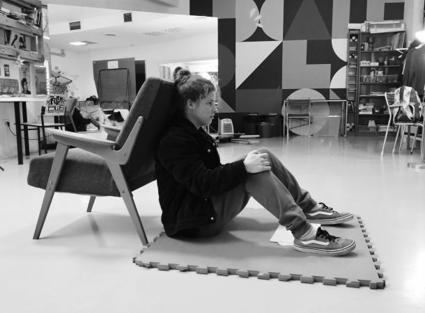 Predstava Med dvema zidovoma
