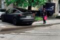 »Fotografija bežigrajskega vsakdana, nastala na začetku Einspielerjeve. Slepa gospa se je najprej zaletela v teslo, parkirano na pločniku, potem je zatavala v lužo na cesti. Prijela sem jo pod roko in peljala okoli. Lastnik mega tesle zaparkira smeti in pločnik … In tako vsak dan ...« 