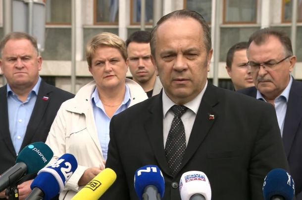 V zadnjih tednih je Grims deloval v povezavi s Slovensko obrambo stražo (SOS), rekrutirano iz poprejšnjih emanacij desnih ekstremističnih gibanj, ki so pri nas zadnja leta pod ideološkim sponzorstvom SDS vedno močnejša.