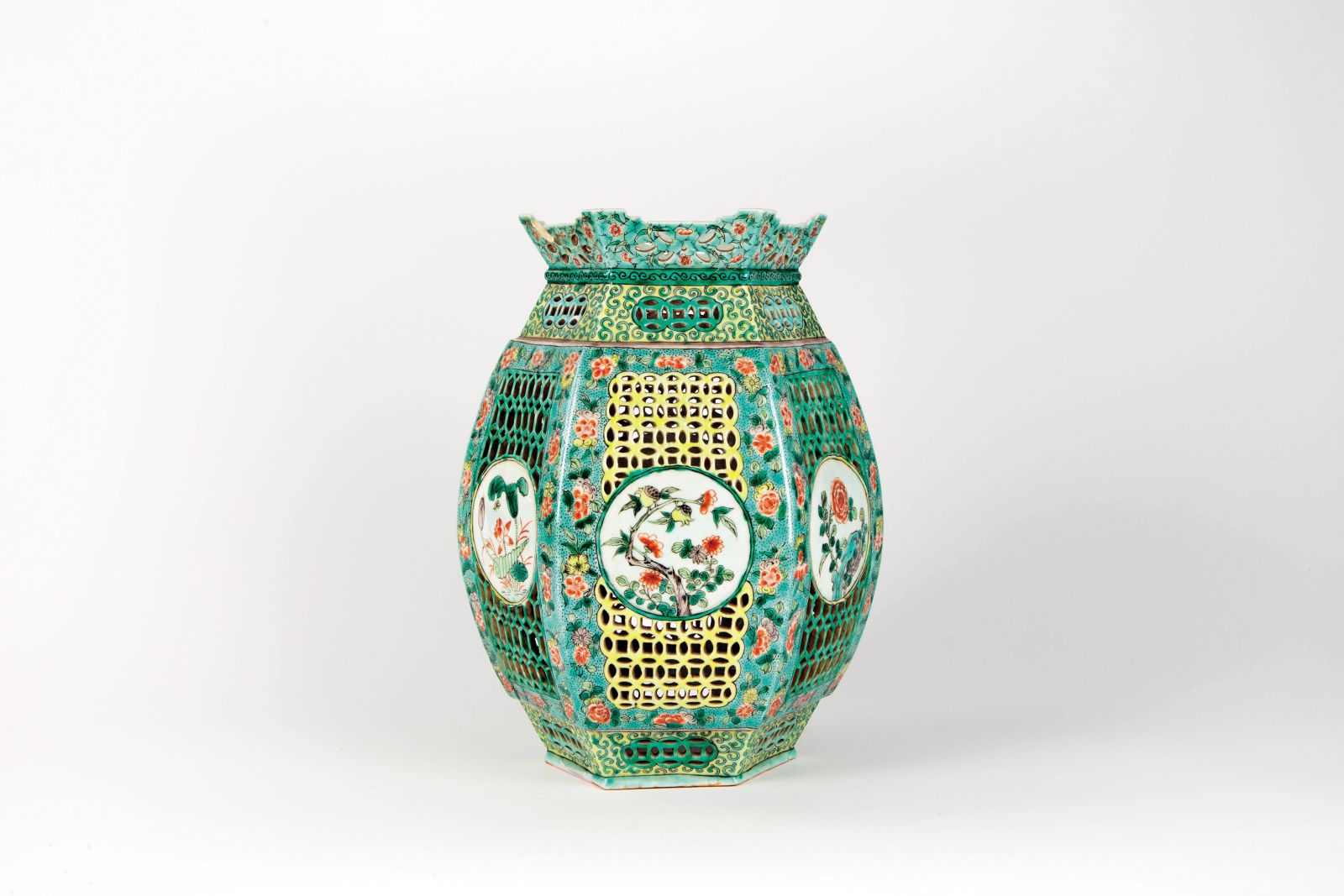 Vaza iz finega belega porcelana je bila pravzaprav svetilka, senčnik je imel prvotno še podstavek in pokrov.