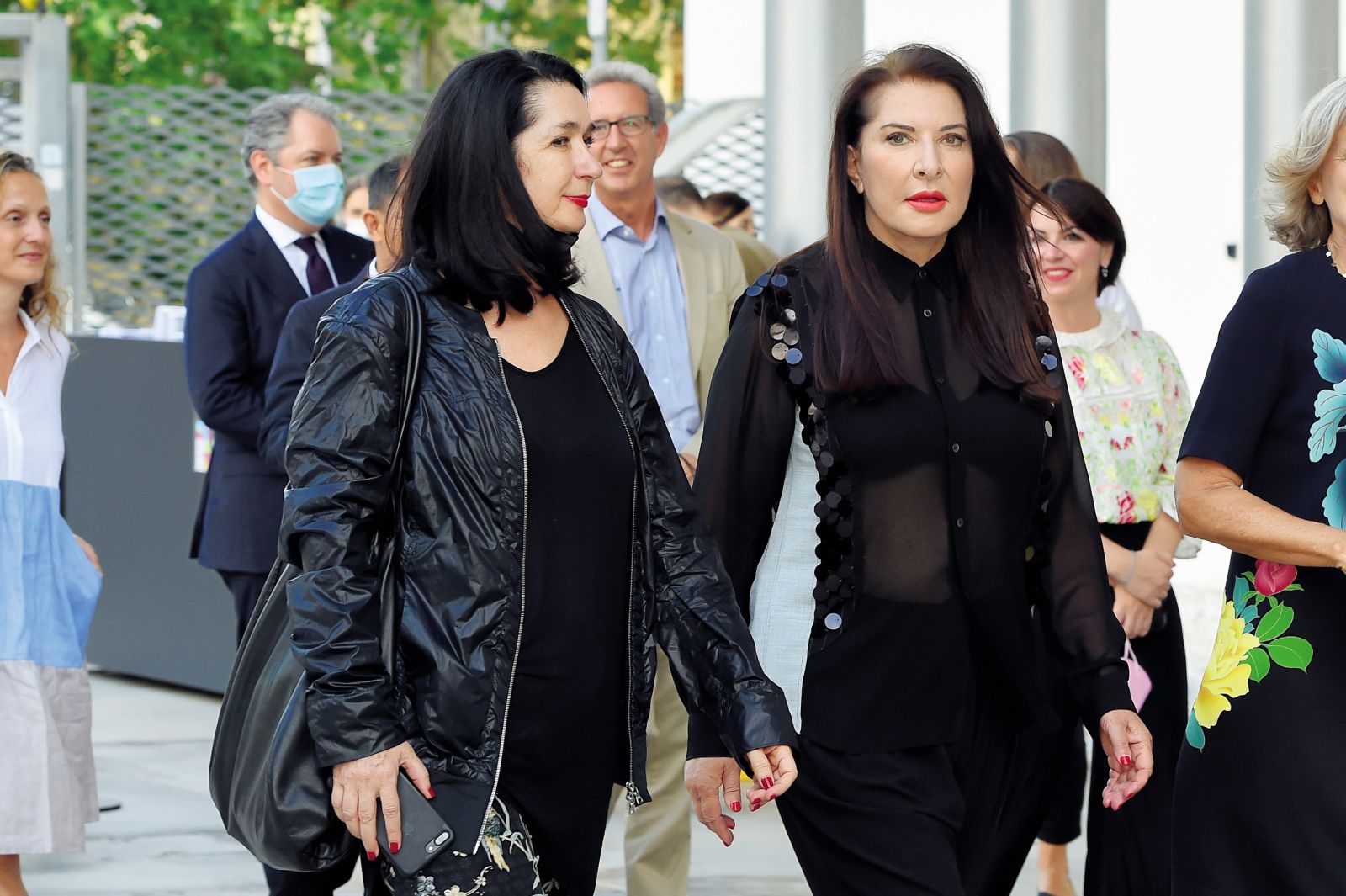 Članica sveta Cankarjevega doma Zdenka Badovinac (levo), ki je bila na prvi seji sveta predlagana za njegovo predsednico, je med drugim že nadzirala rimski muzej MAXXI; prav tam sta bili leta 2021 fotografirani z Marino Abramović (desno), prva kot kuratorka razstave Večje od mene – Junaški glasovi iz nekdanje Jugoslavije, druga kot sodelujoča umetnica. 