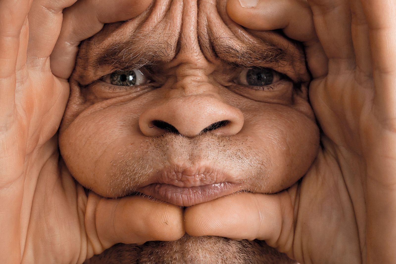 Andrej Fon ali Olfamož je (kant)avtor, pesnik, improvizator, performer in pedagog, ki je bil dejaven v malem morju bendov.