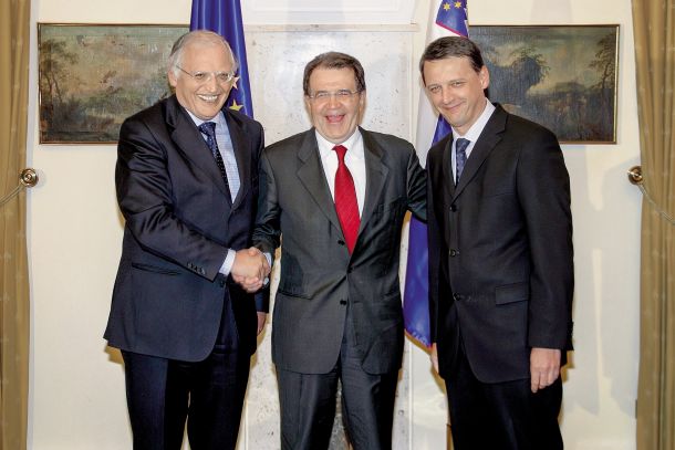 Fotografija iz serije Snubitev, fototermin: Obisk komisarja za širitev EU Günterja Verheugena in predsednika evropske komisije Romana Prodija pri slovenskem premieru Antonu Ropu pred referendumom za vstop v EU, Brdo pri Kranju 7. marec 2003