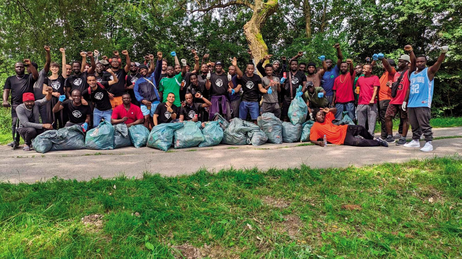 Čistilna akcija prosilcev za azil v sodelovanju z Ambasado Rog na Viču v Ljubljani, ki se je je udeležilo okrog 50 tujcev, ki so zbrali za »cel kombi« smeti, Ljubljana, 8. junij.