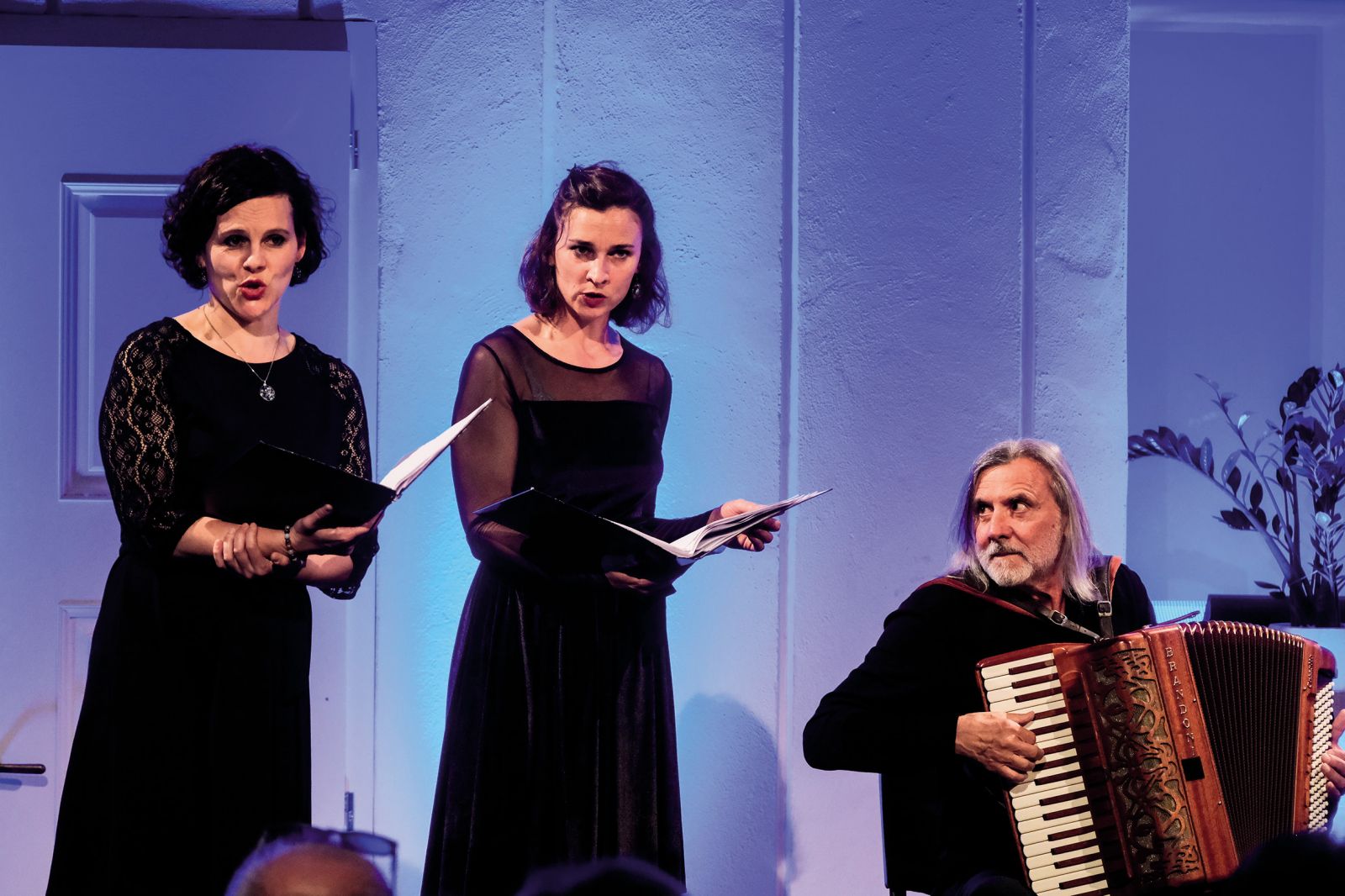 Aldo praznuje z Gallino; Aldo Kumar, Atrij ZRC SAZU, LJ | Janez Zalaznik