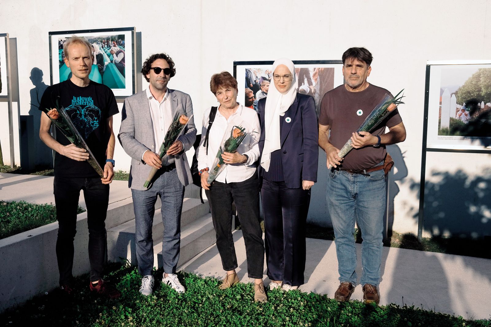 Matjaž Rušt, Voranc Vogel, Meta Krese, Ela Porić, Arne Hodalič; fotografska razstava ob 29. obletnici genocida v Srebrenici, vrt MKC Ljubljana, LJ | Katja Bidovec