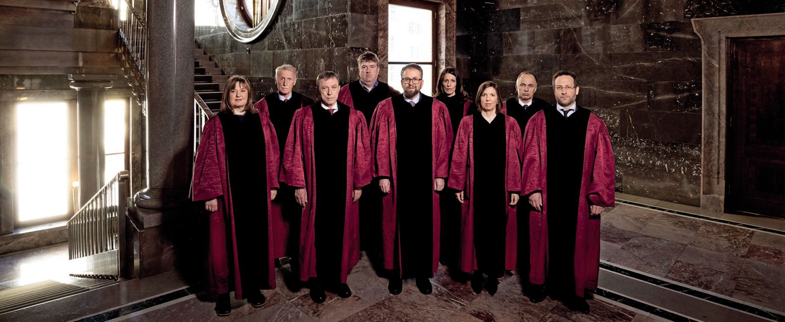 Kdo je glasoval za sklep o dvigu sodniških plač? Z leve: Katja Šugman Stubbs (ZA), Marko Šorli (izločen, ni odločal), Rok Čeferin (ZA), Rok Svetlič (ZA), Matej Accetto (PROTI), Neža Kogovšek Šalamon (PROTI), Špelca Mežnar (PROTI), Rajko Knez (ZA) in Klemen Jaklič (ZA).