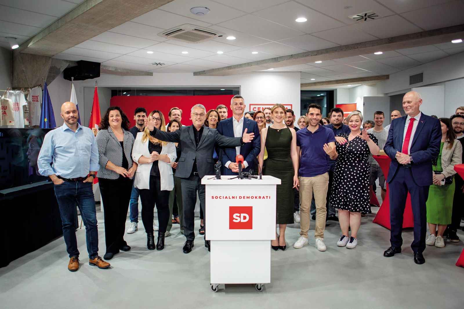 Novi predsednik SD Matjaž Han je dejal, da je koalicija na volitvah izgubila. Morda res, a največ glasov je izgubila njegova stranka, ki je imela v prejšnjem sklicu evropskega parlamenta dva poslanca, sedaj pa le še enega. Pa še ta se je v evropski parlament uvrstil le za las.