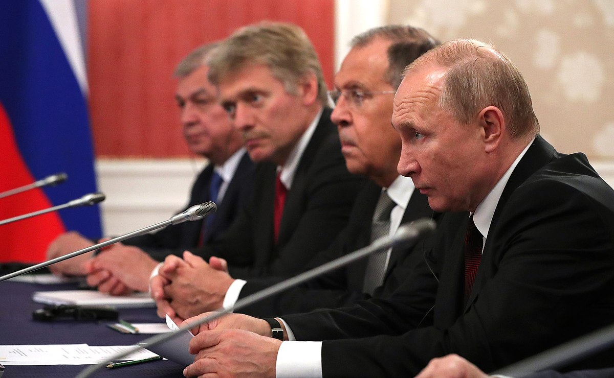Peskov v družbi ruskega predsednika Vladimirja Putina in Ruski zunanji minister Sergej Lavrov