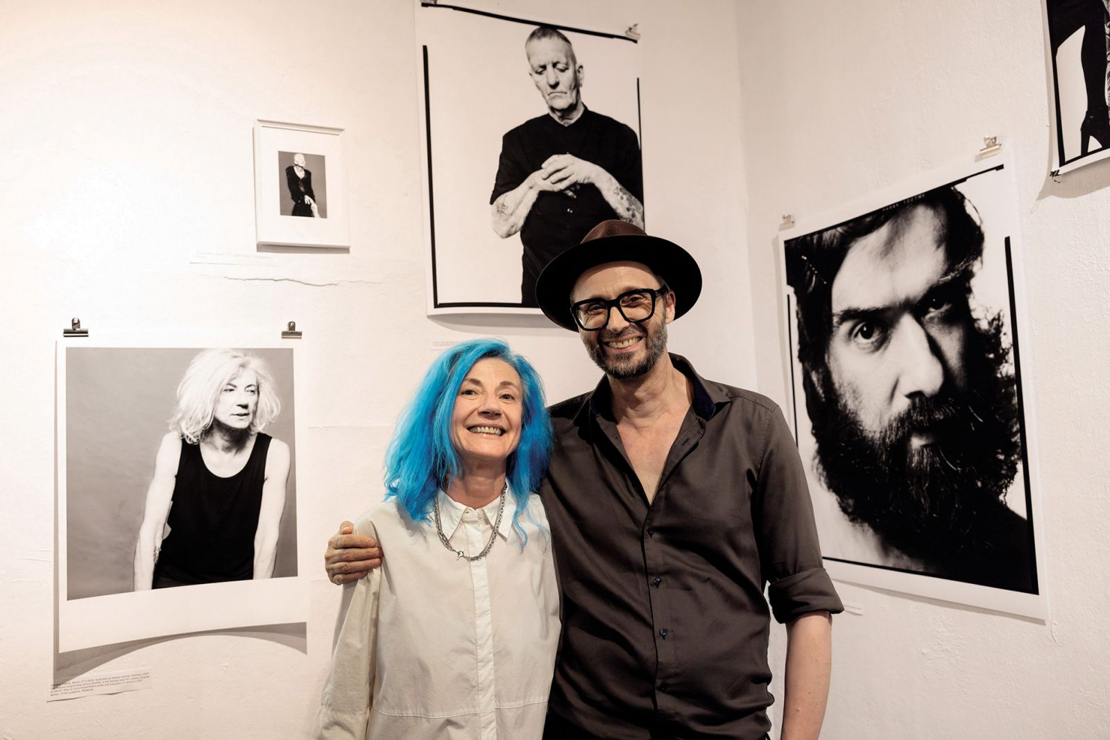 Rick Burger: Portreti moči; Suzana Tratnik in avtor, 25. Rdeče zore, 40 let LGBT+ gibanja, Galerija Alkatraz, LJ | Nada Žgank