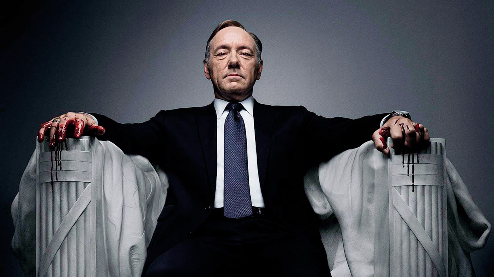 Kevin Spacey kot Frank Underwood, ki ga prevare, manipulacije, zarote in umori z leti prelevijo v ameriškega predsednika. V zadnji sezoni televizijske serije Hiša iz kart (2013–2018), kjer je poosebil ultimativno zlo, ni nastopil, saj je bil zaradi obtožb o spolnem nadlegovanju odpuščen.