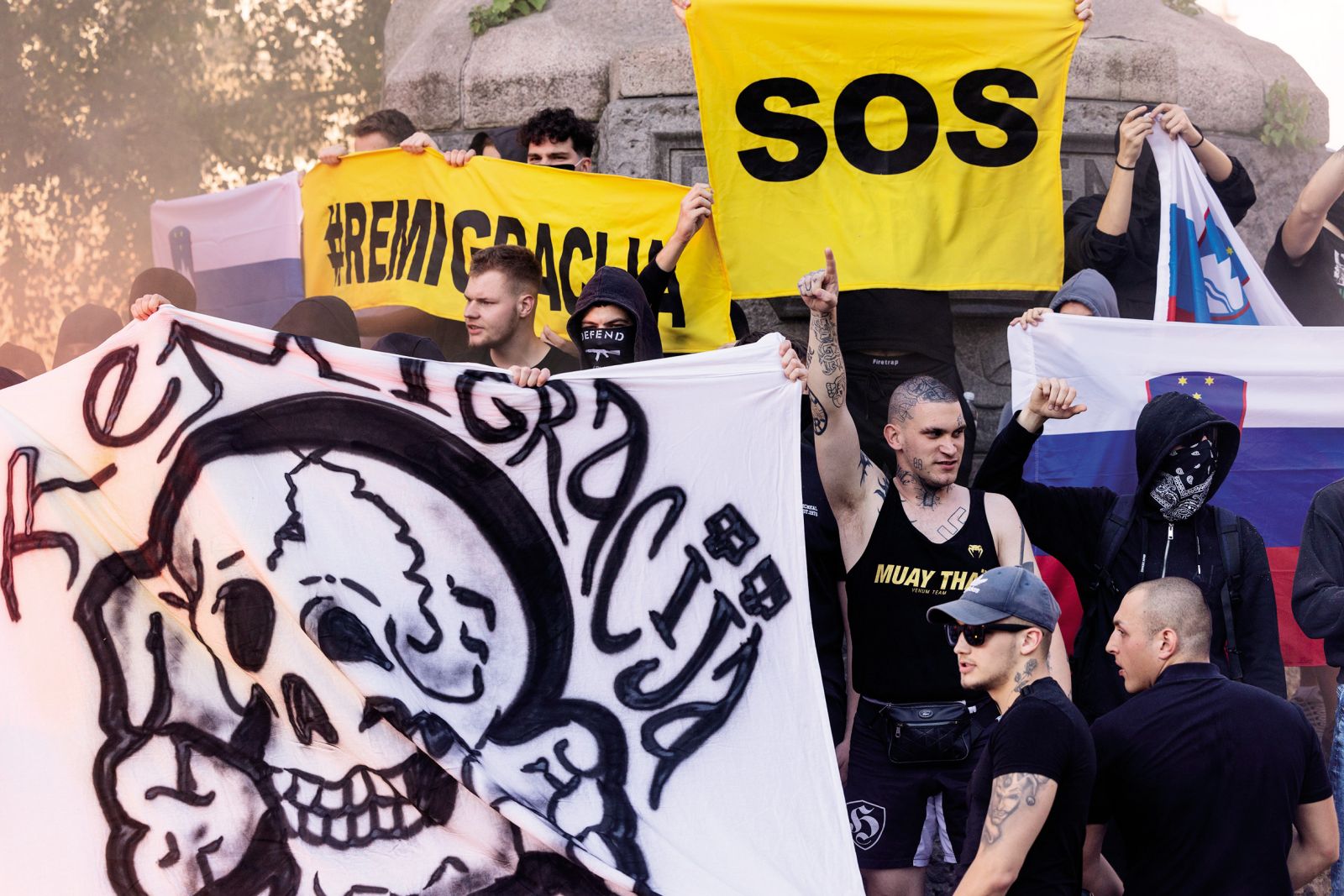 Kljukasti križ na prsih enega izmed udeležencev shoda proti migrantom