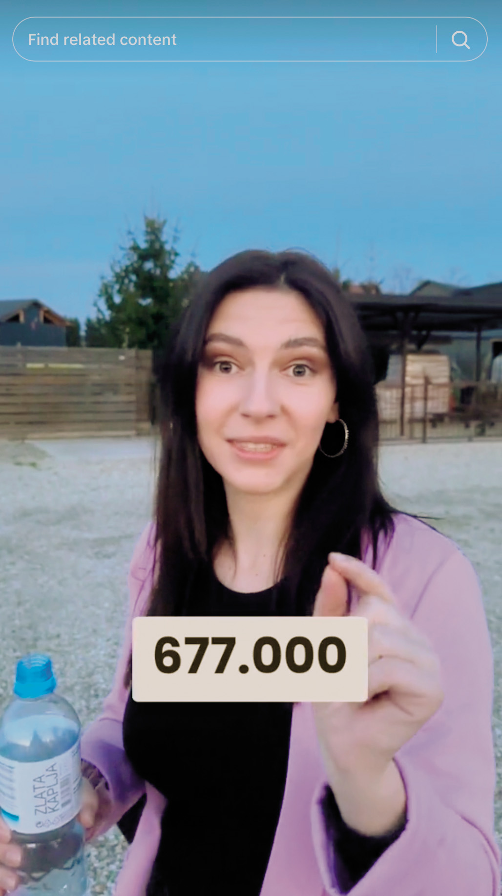 Posnetek, na katerem Zala Klopčič širi lažno novico, da je Marjan Šarec zapravil 667 tisoč evrov s službeno kartico, je doslej precej že več kot 145 tisoč ogledov,