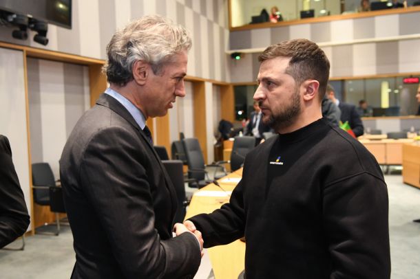 redsednik vlade Robert Golob in ukrajinski predsednik Volodimir Zelenski na izrednem zasedanju Evropskega sveta v Bruslju 9. februarja 2023