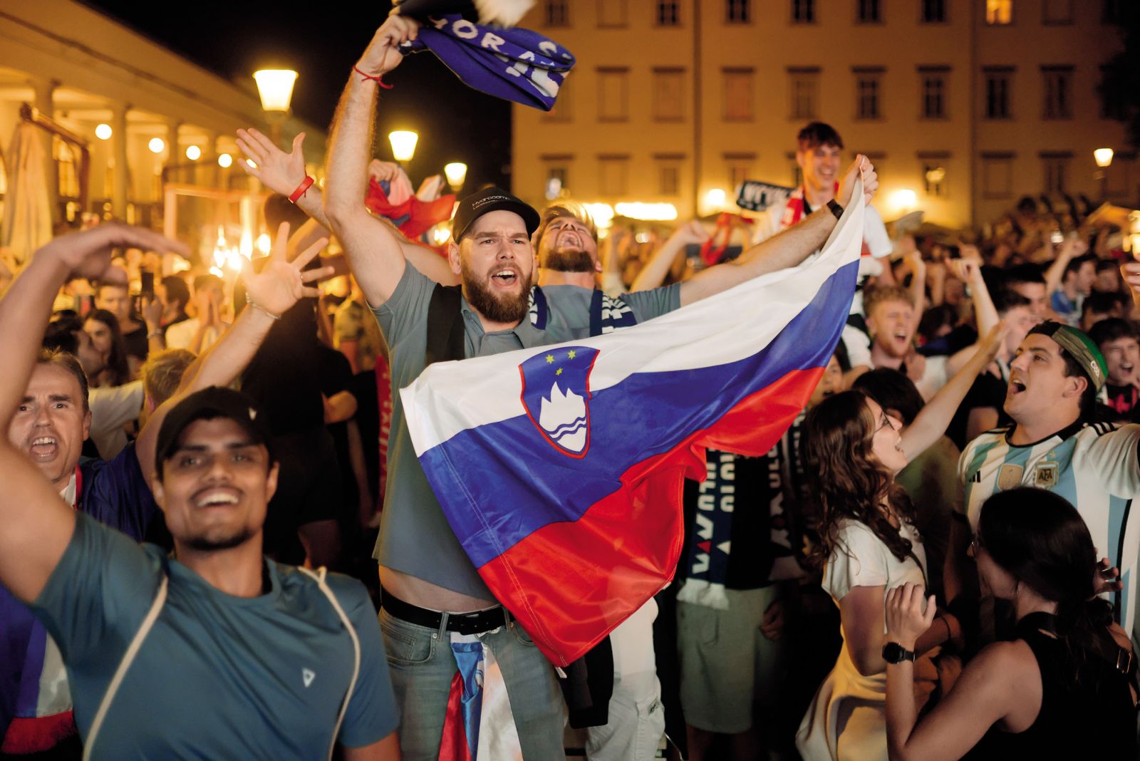 Veselje navijačev slovenske nogometne reprezentance po uvrstitvi te v osmino finala Evropskega nogometnega prvenstva v Nemčiji | Željko Stevanić