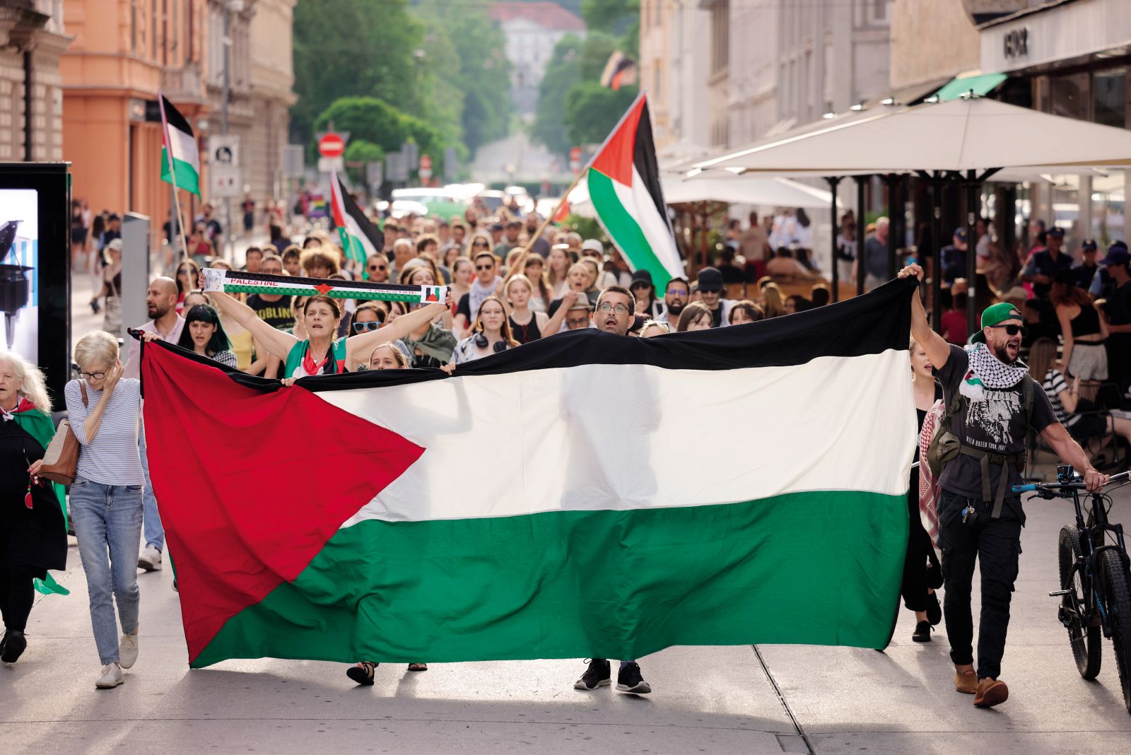 Shod za Palestino, na katerem so protestniki zahtevali ustavitev vojne in opomnili, da priznanje Palestine ni dovolj, potrebne so sankcije proti napadalcu | :Željko Stevanić