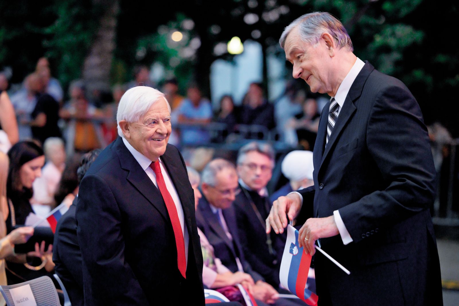 Prijateljski klepet med bivšima predsednikoma Republike Slovenije Milanom Kučanom in Danilom Türkom na proslavi ob dnevu državnosti | Luka Dakskobler