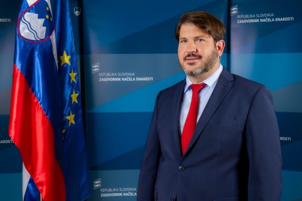 Kot je ugotovil Zagovornik, je položaj javnih uslužbencev, ki po uredbi še prejmejo oceno kljub dolgotrajni odsotnosti, in tistih, ki je ne, v bistvenem enak.