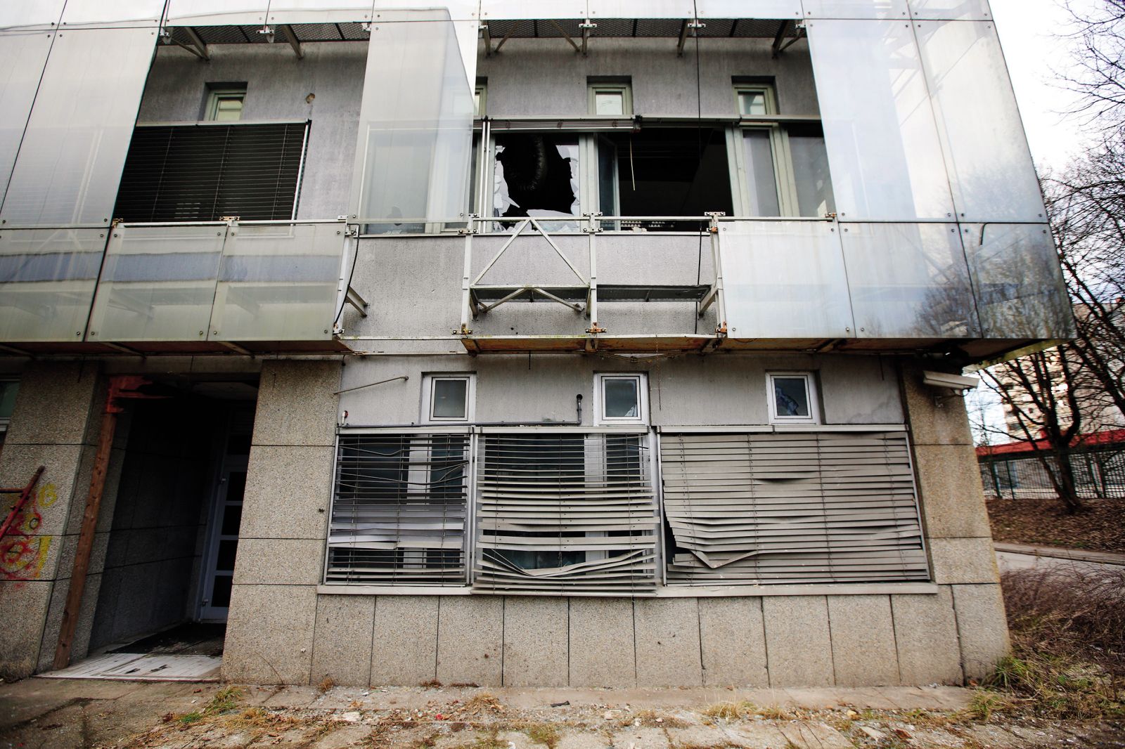 Razpadajoča stavba na Litijski ulici, ki je ministrstvo za pravosodje stala 7,7 milijona evrov, pa četudi so kasnejše cenitve pokazale, da je vredna bistveno manj. 