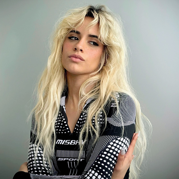 Camila Cabello po novem vse stavi na estetiko hiperseksualizirane žurerke.