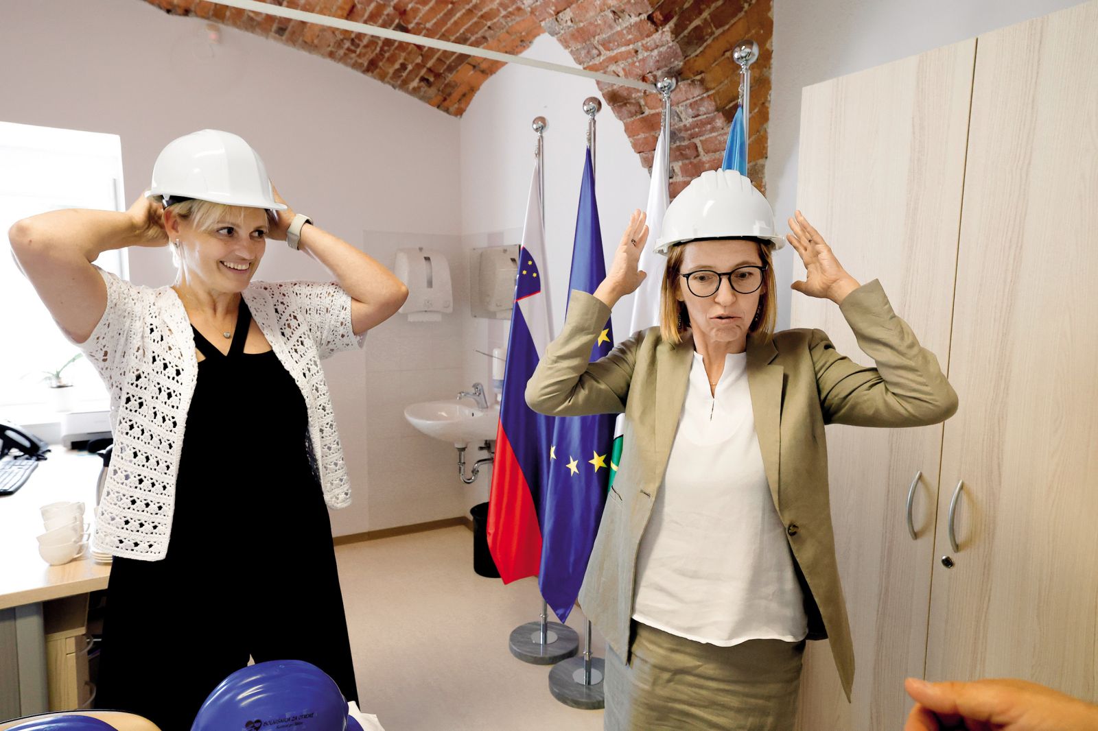 Ministrica za zdravje Valentina Prevolnik Rupel pred ogledom gradnje prizidka k bolnišnici za otroke v Šentvidu pri Stični / | Borut Krajnc