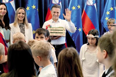 Učenci 3. razreda Spesnil Lovro Matič Osnovne šole Šenčur, Podružnične šole Voklo, so predsedniku vlade zaželeli veliko krompirja. 
