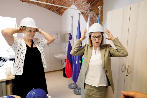 Ministrica za zdravje Valentina Prevolnik Rupel pred ogledom gradnje prizidka k bolnišnici za otroke v Šentvidu pri Stični /
