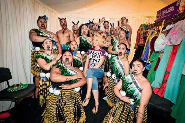 Predsednica državnega zbora Urška Klakočar Zupančič na zaključku mariborskega festivala Lent z novozelandsko skupino Maori    
