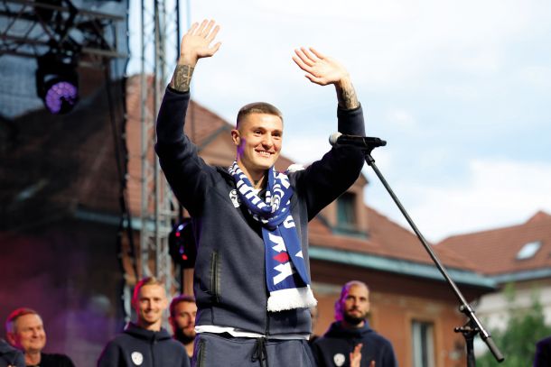 Benjamin Šeško na častnem sprejemu nogometne reprezentance na Kongresnem trgu v Ljubljani