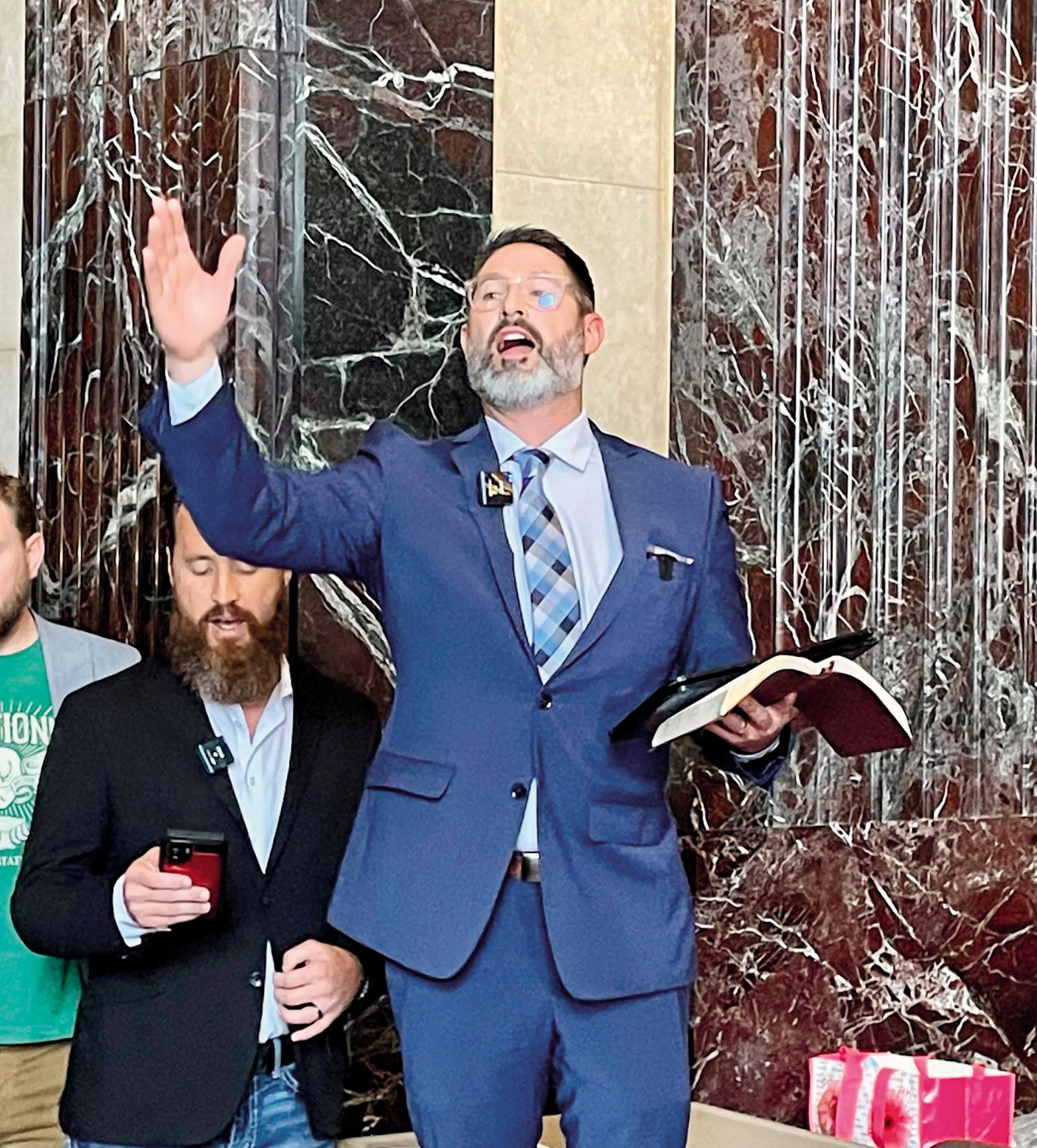 Dusty Deevers, pastor in republikanski senator, eden izmed najbolj gorečih zagovornikov ukinitve ločitve brez dokazovanja krivde. To, da nasprotuje tudi pravici žensk do svobodne odločitve o rojstvu otrok, je samoumevno.