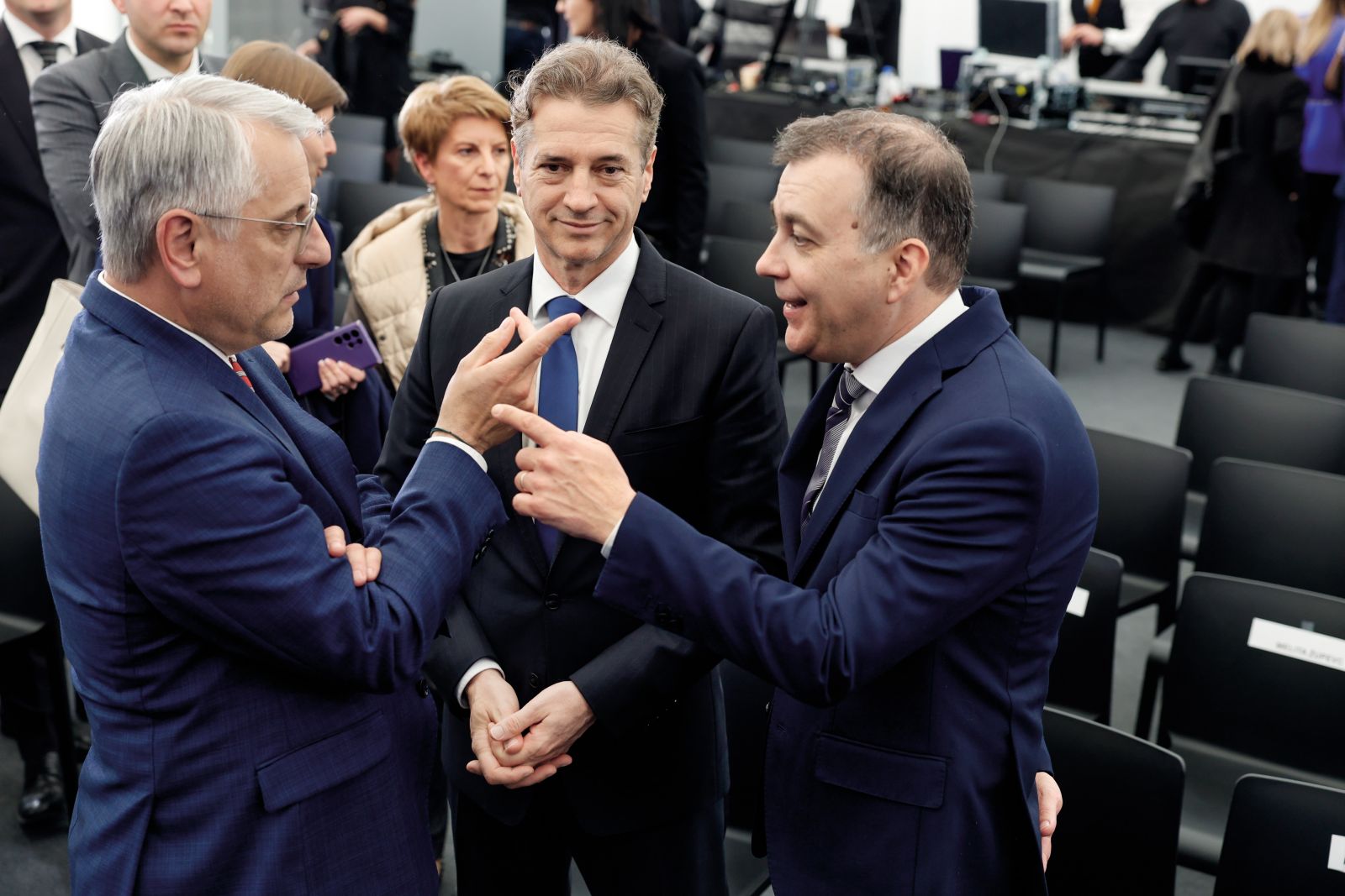 Že tretja velika farmacevtska investicija: Sandoz je aprila v Ljubljani začel z gradnjo razvojnega centra podobnih bioloških zdravil. Na sliki so ob polaganju temeljnega kamna bili premier Robert Golob, gospodarski minister Matjaž Han in predsednik uprave Sandoza Richard Saynor.