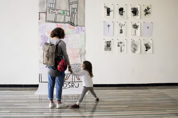 Res je, da v šoli obstajajo vplivi, ki ogrožajo duševno zdravje – to so tekmovalnost, izključevanje, vrstniško nasilje. Vendar je lahko v šolah tudi veliko pozitivnega, šole lahko zaščitijo in pomagajo šolajočim, še posebej tistim, ki imajo težave. (na fotografiji zaključek letošnjega festivala Bobri) 