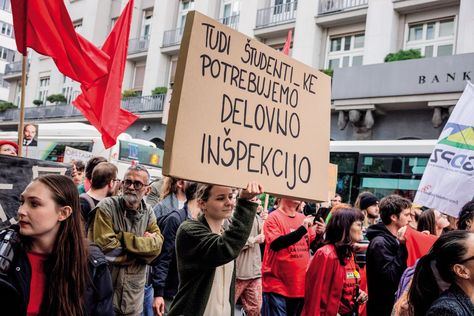 Prvomajski delavski protest v Ljubljani. Na njem so bili tudi študentje, ki opozarjajo na kršitve pravic mladih delavcev.