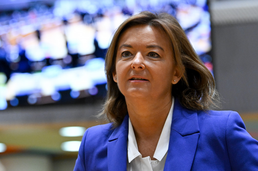 Fajon je dejala, da spoštuje odločitev trenutnega predsednika ZDA Bidna, ki je v nedeljo odstopil od kandidature za nov mandat. Ob tem je pri kandidaturi za demokratsko nominacijo podprl svojo podpredsednico Kamalo Harris.