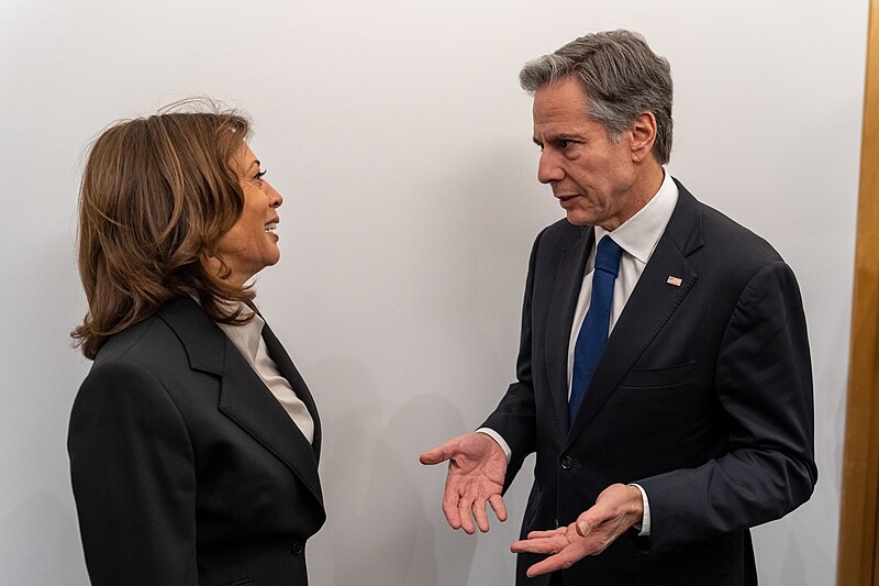 Državni sekretar ZDA Antony Blinken je v odgovorih na novinarska vprašanja v torek med drugim dejal, da je prepričan v učinkovitost in izkušnje podpredsednice Kamale Harris, ki bo odstopu predsednika ZDA Joeja Bidna od kampanje najverjetneje postala demokratska predsedniška kandidatka.