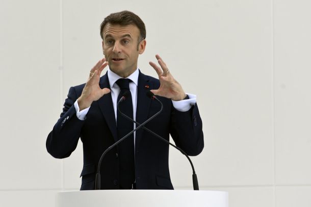 Macron je po volitvah zavrnil takojšnji odstop dosedanjega premierja Gabriela Attala in ga zaprosil, naj skupaj z vlado zaenkrat ostane na položaju in tako zagotovi stabilnost države.