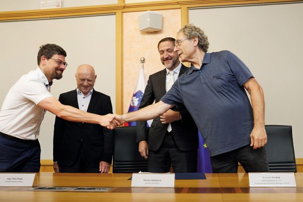 Podpis dokumenta o prenovi plačnega sistema v javnem sektorju