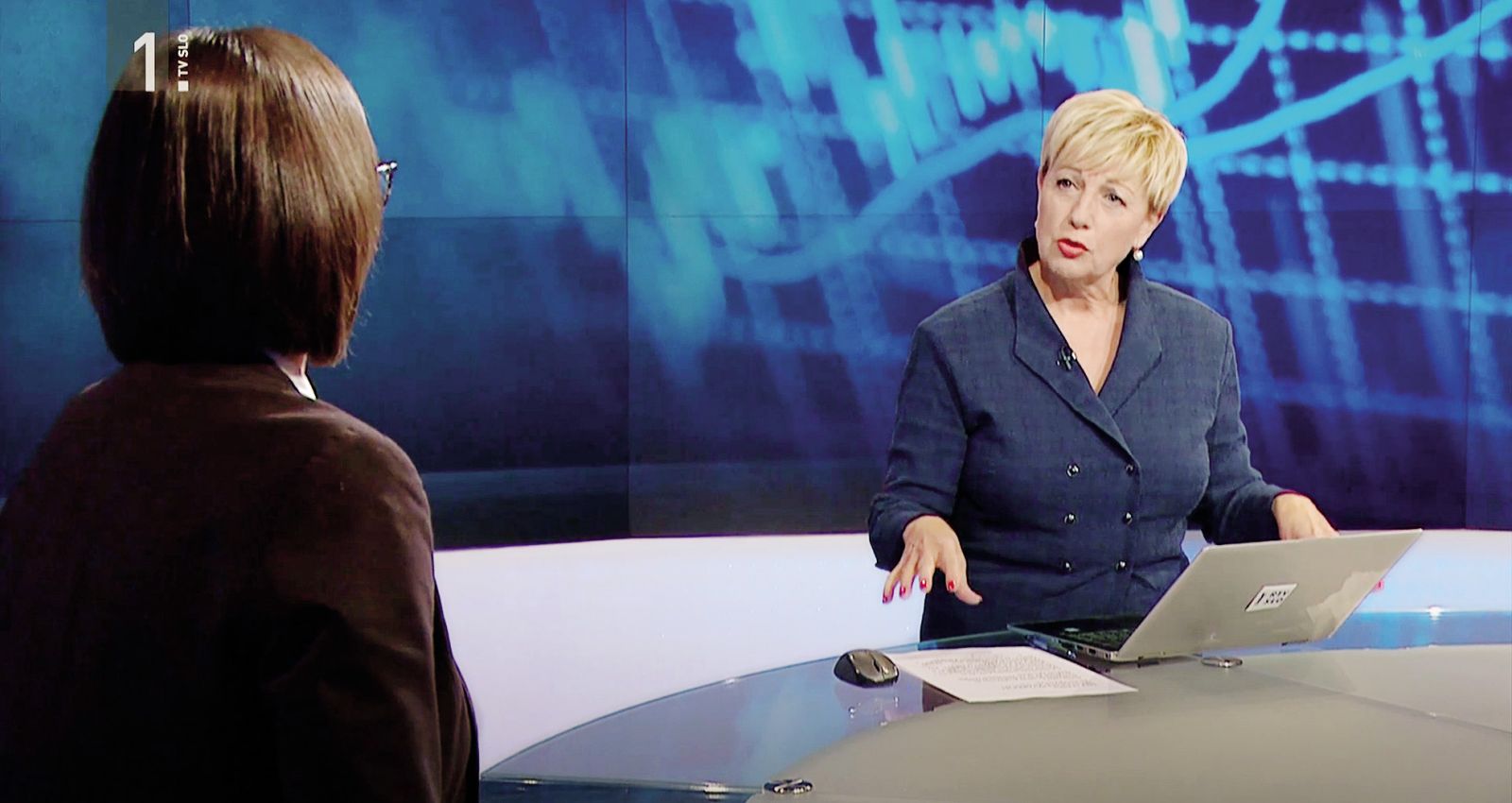 Rosvita Pesek sprašuje državno sekretarko Tino Seršen