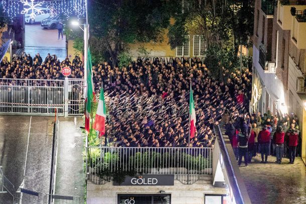 Fašistični pozdrav množice v središču Rima na shodu ob obletnici umora dveh neofašistov leta 1978. Poveličevanje fašizma italijanska ustava prepoveduje.
