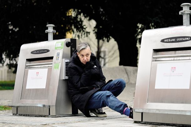 Anja Zag Golob med smetnjaki, ki jih je Mestna občina Maribor pred dvema letoma postavila v območje spomenika - skulpture Poletno veselje ameriškega kiparja Williama Nettleshipa, ki stoji na zelenici pred Umetnostno galerijo Maribor. Kdaj bodo smetnjake odstranili? 