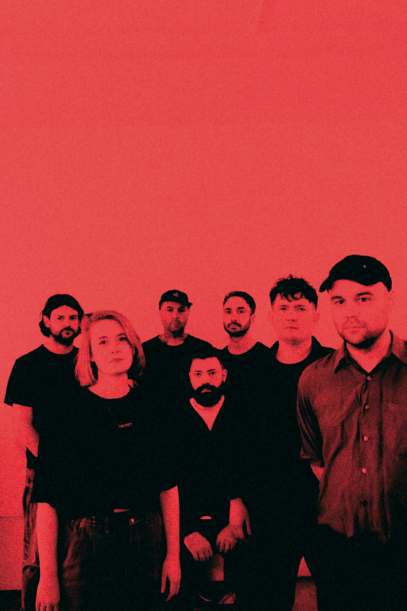 Prva plošča kultnega valižanskega indie septeta po letu 2017 dokazuje, da je »emo glasba« vse prej kot le mladostniška kategorija.