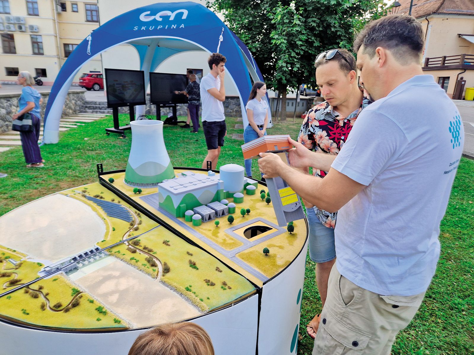 Road show ali potujoča predstavitev projekta JEK 2 v Brežicah minuli četrtek zvečer, ko je streljaj stran potekal »največji poletni dogodek v Posavju«, Mestna promenada ’24, med sponzorji katere je bila tudi Skupina Gen. Osrednja atrakcija road showa je maketa, ki omogoča vpogled v podzemlje jedrskega kompleksa.