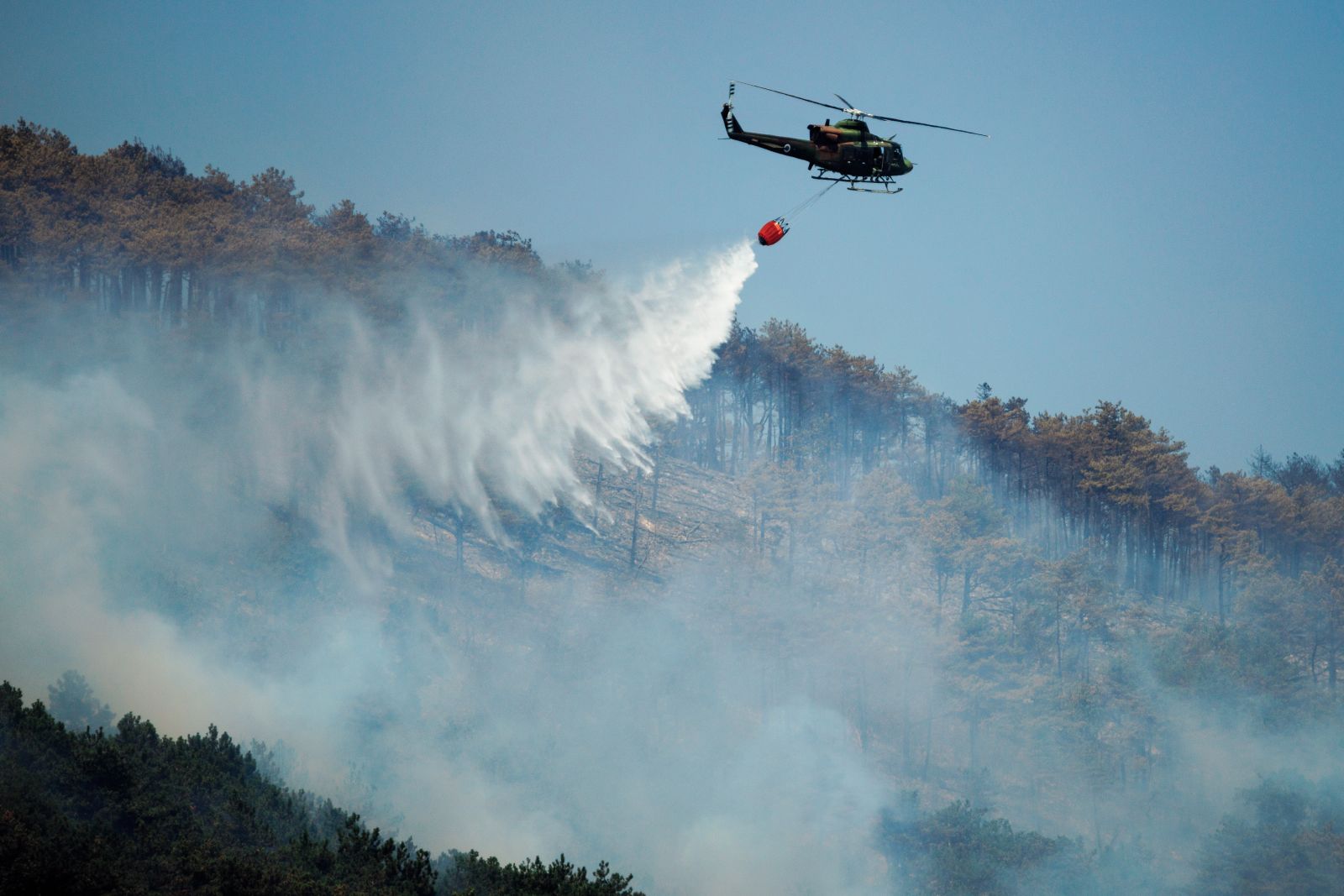 Pametni nakup: Vojaški helikopter, učinkovito uporabljen pri gašenju zadnjega požara na Krasu.
