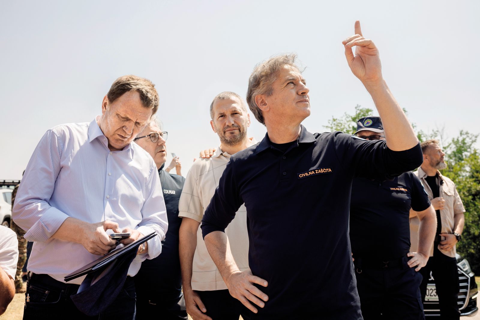 Pametna mobilizacija: Obrambni minister in predsednik vlade Robert Golob v uniformi civilne zaščite nadzoruje gašenje požara na Krasu.